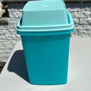 Tupperware pickle keeper